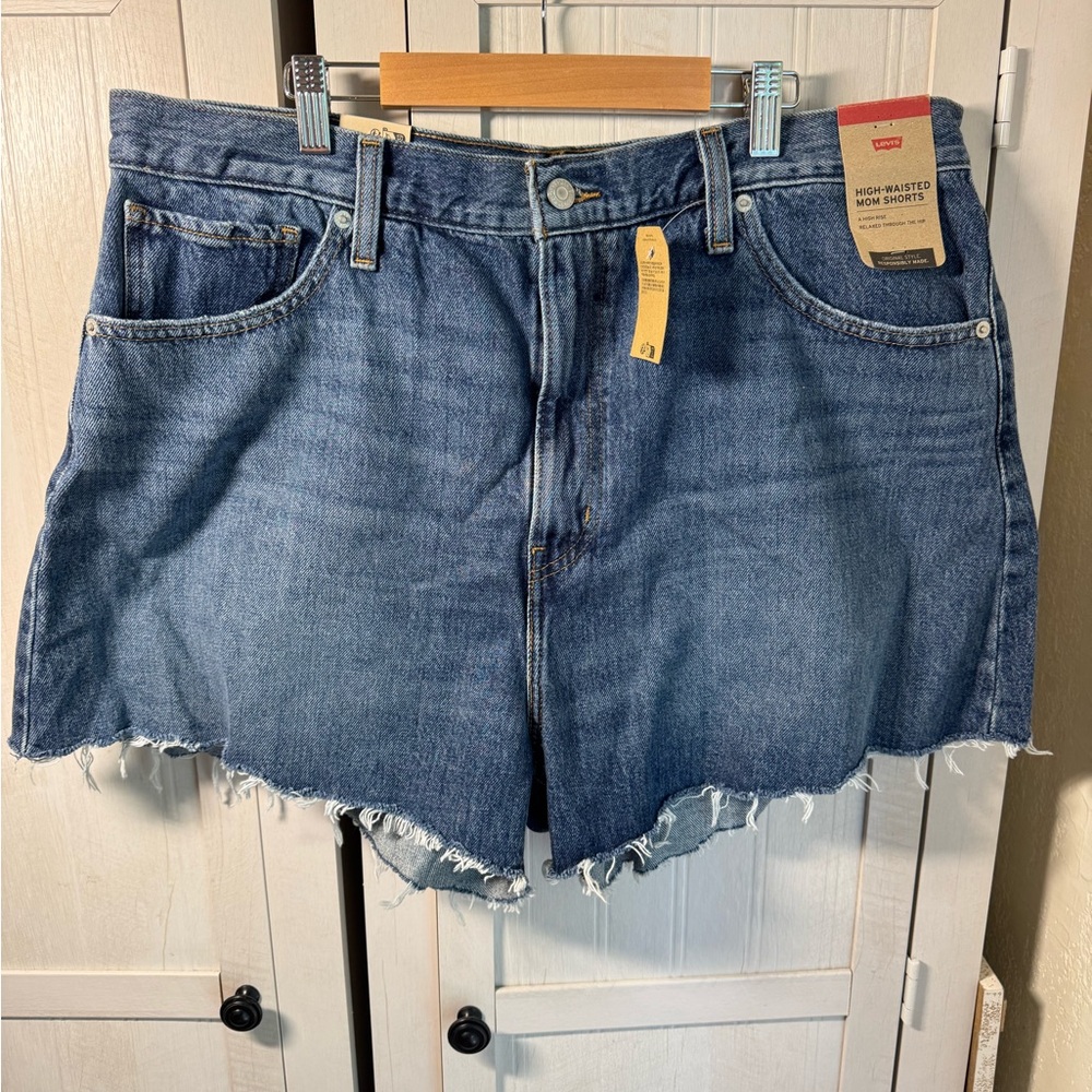 Levi's Women's High-Waisted Mom Blue Jean Shorts Size 34 NWT